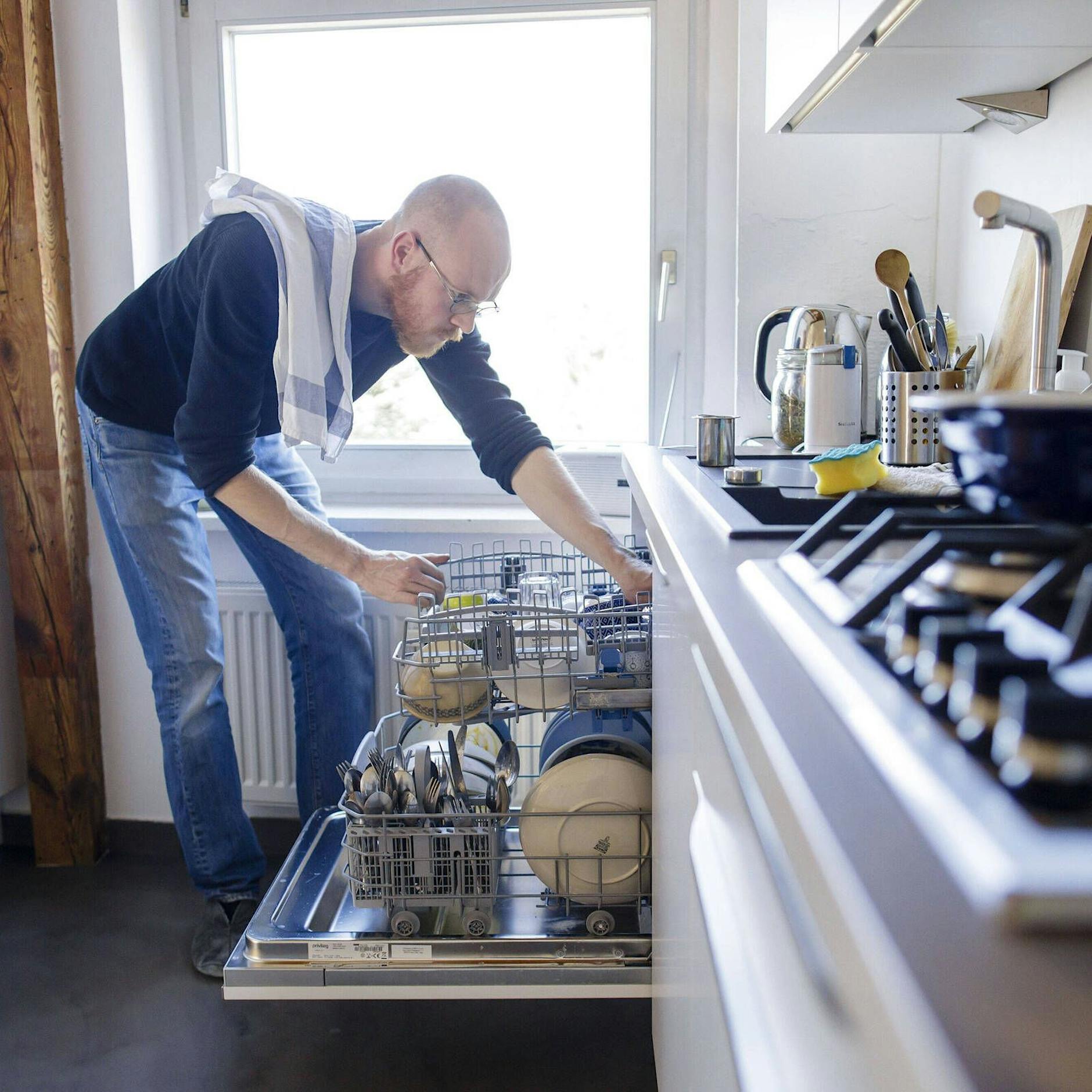 Das Geschirr wird nicht sauber in der Spülmaschine? DAS ist der Grund und SO schaffen Sie Abhilfe