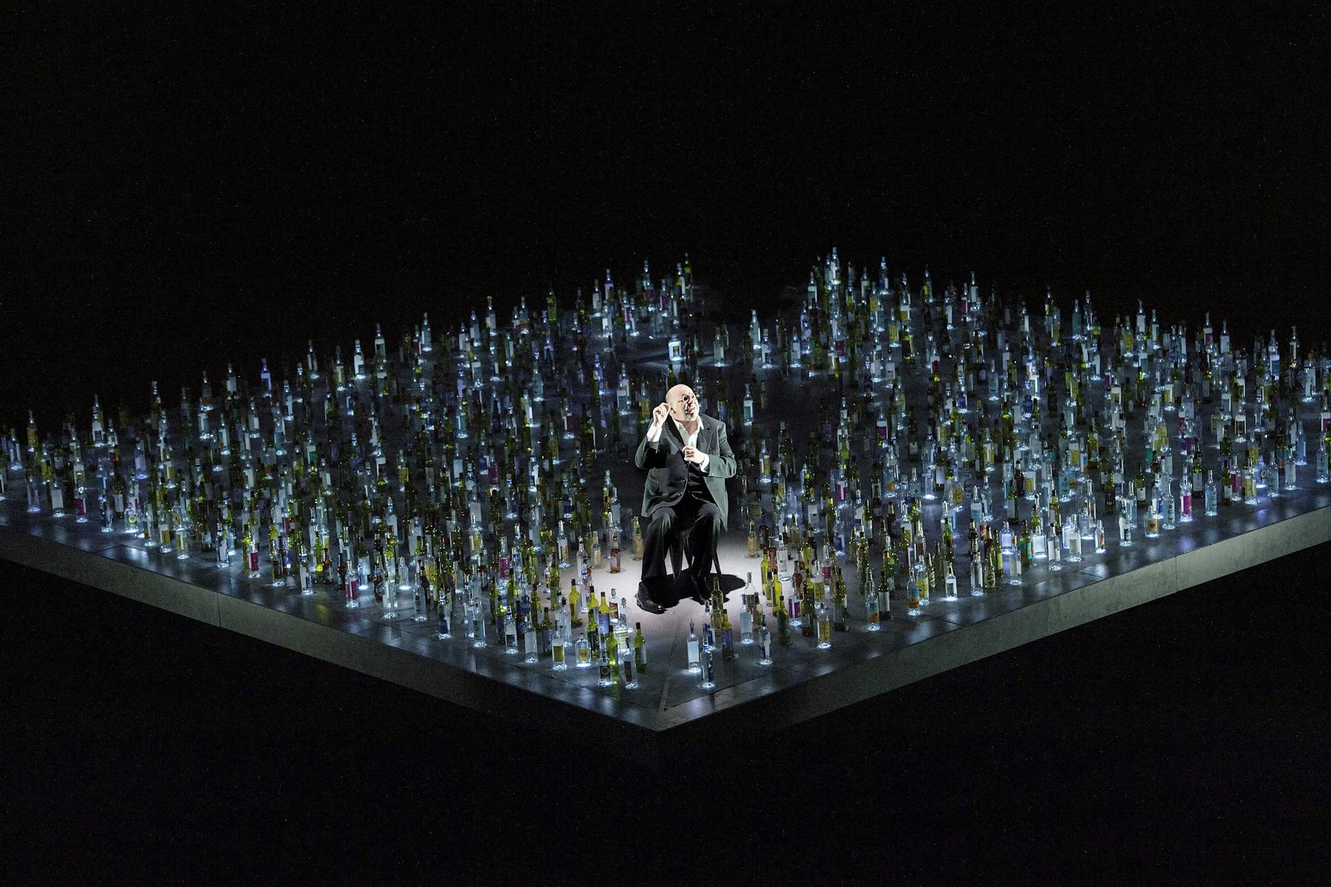 Szene aus Jaques Offenbachs Oper „Les Contes d'Hoffmann“, die 2015 an der Komischen Oper Berlin Premiere hatte und am Sonnabend Wiederaufnahme feierte.
