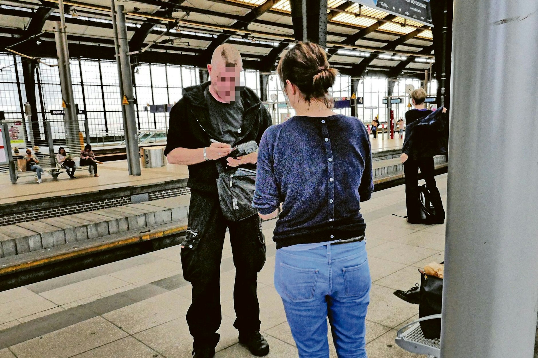 So eine Fahrscheinkontrolle ist lästig – besonders, wenn man einen Fahrschein hat und es trotzdem Ärger und Schwarzfahrer-Strafe gibt.