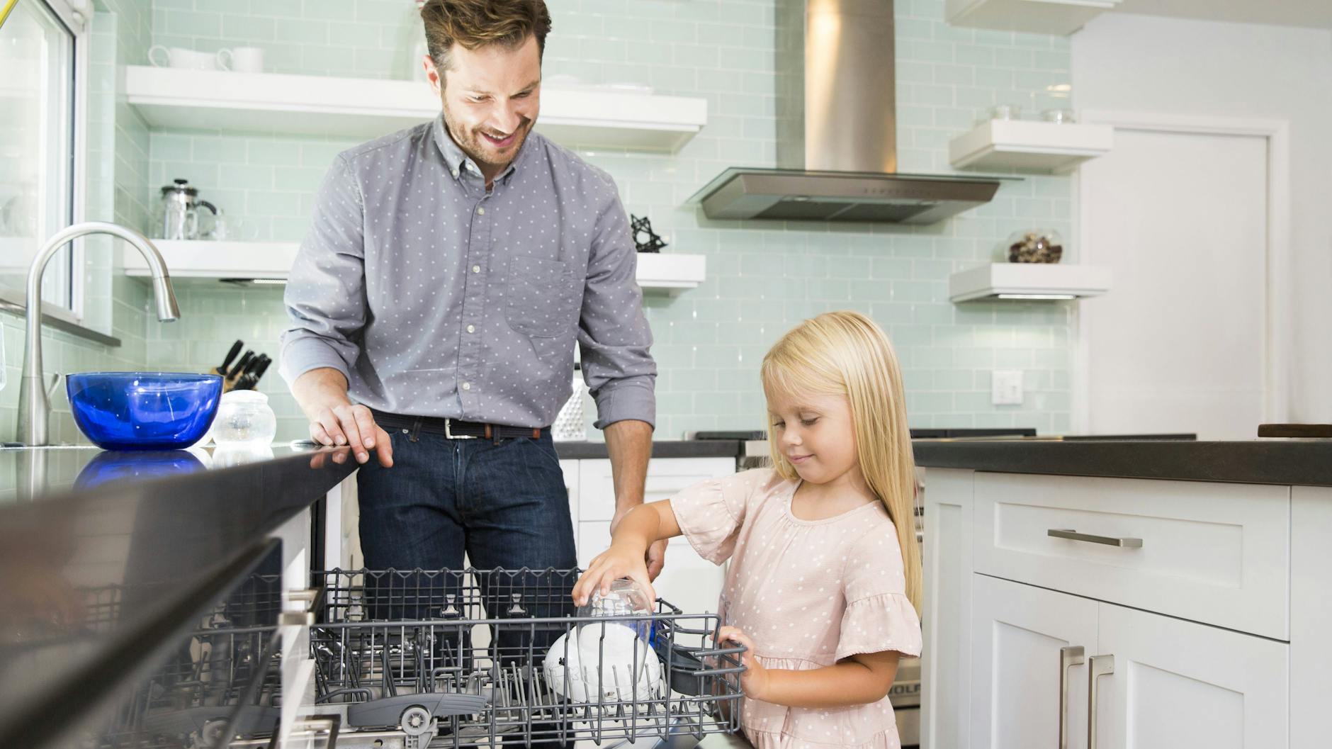 Kinderleicht: In das obere Schubfach der Spülmaschine gehören Gläser oder Schüsseln, die nicht so stark verschmutzt sind.