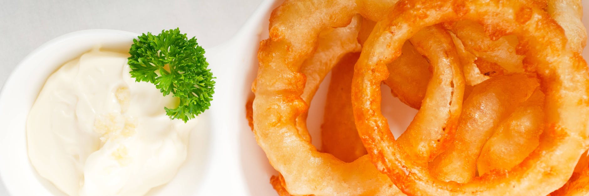 Knusprig gebackene Zwiebelringe sind ein echter Snack-Klassiker - und mit diesem Rezept ganz einfach herzustellen.