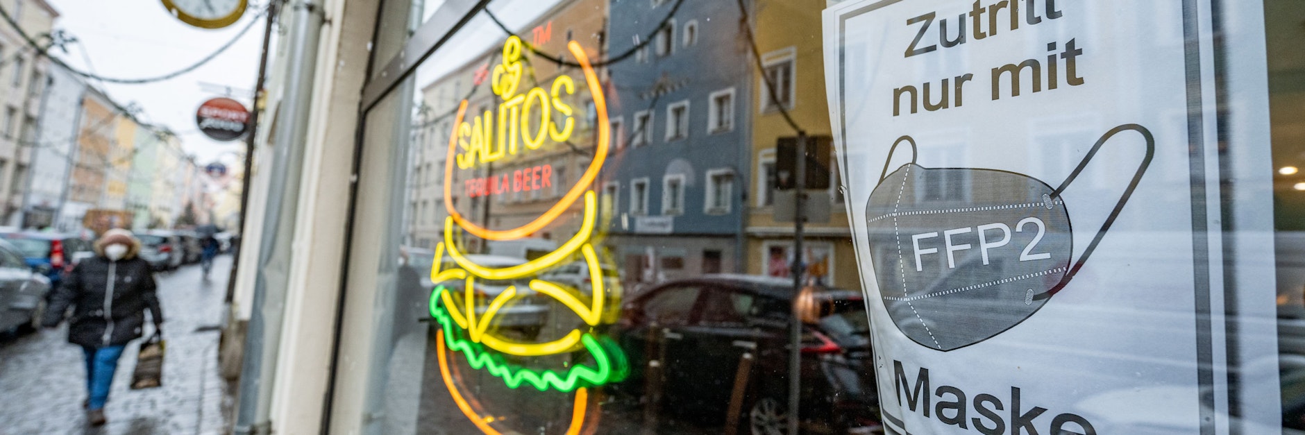 "Zutritt bitte nur mit FFP2 Maske" steht auf einem Schild. Künftig soll in Berlin Einkaufen und Bahnfahren nur mit einer solchen möglich sein.