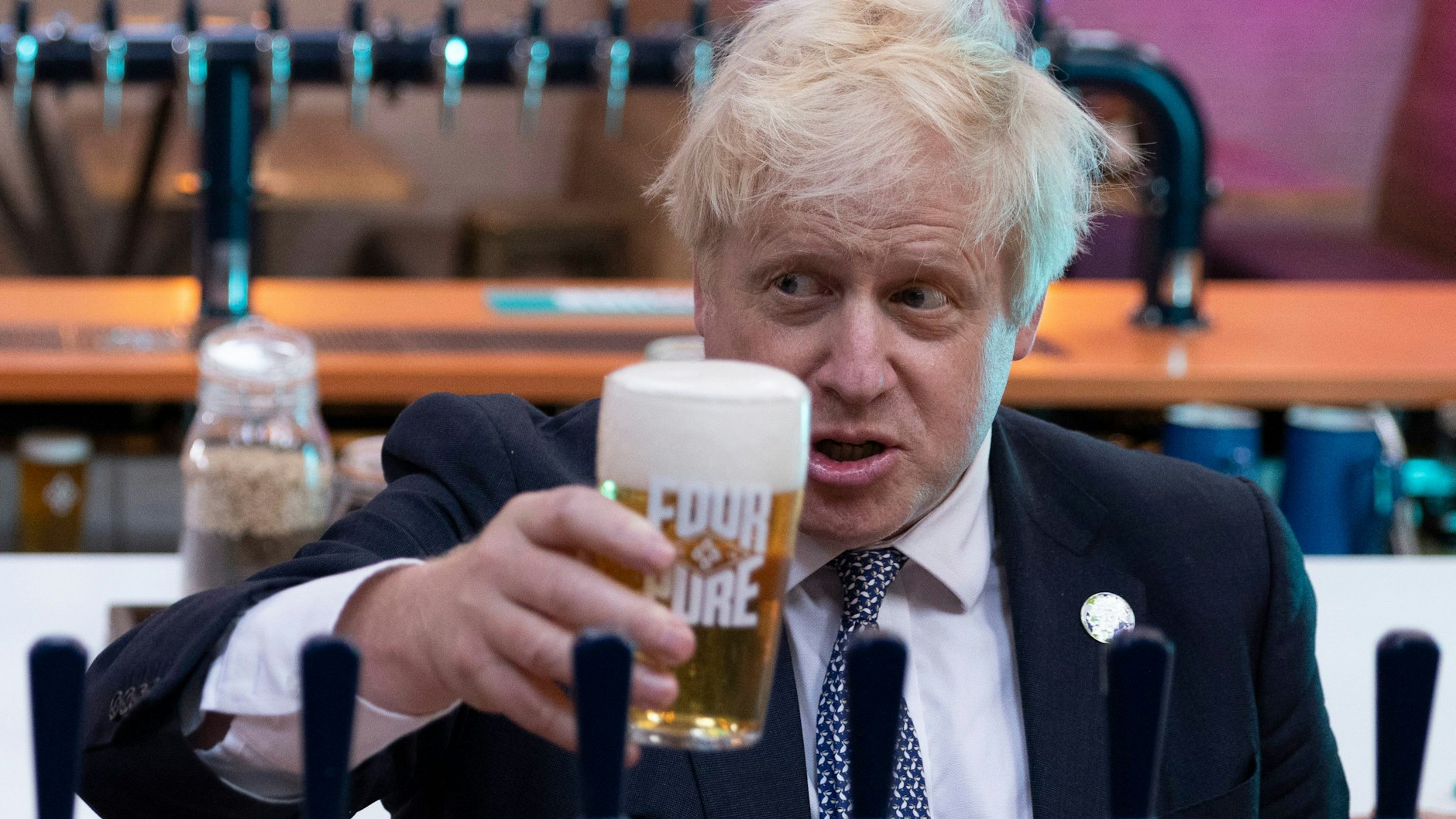 Boris Johnson bei dem Besuch einer Brauerei.
