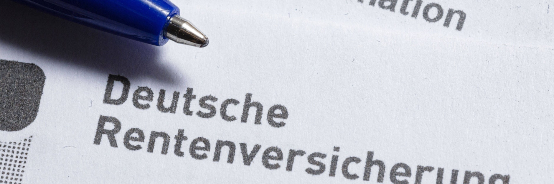 Unter anderem mit täuschend echt wirkenden Briefen der Rentenversicherung legen die Betrüger ihre Opfer rein.