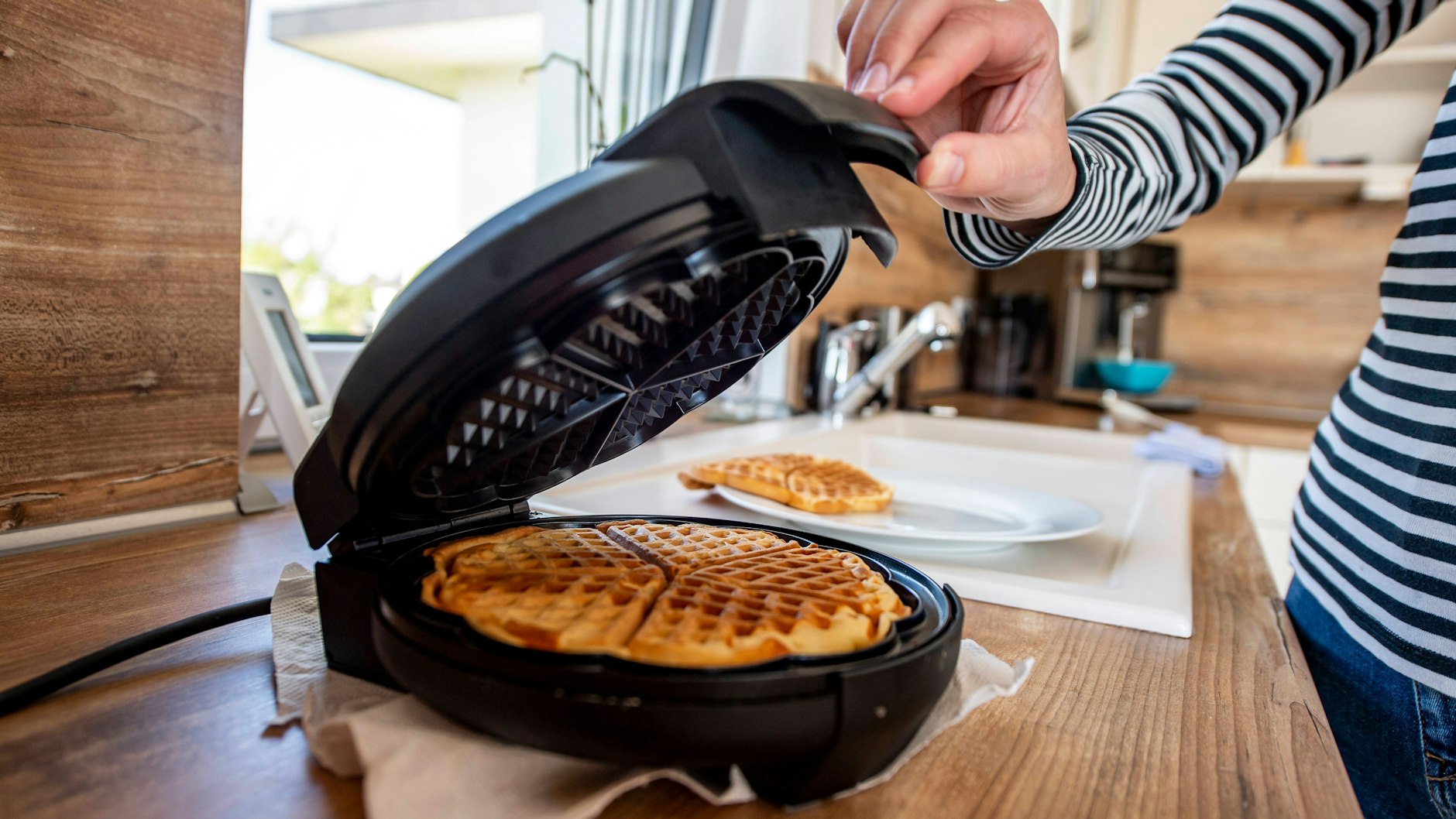 Bei vielen verstaubt das Waffeleisen im Schrank - dabei ist es ein nützliches Küchengerät, denn knusprige Waffeln schmecken der ganzen Familie.