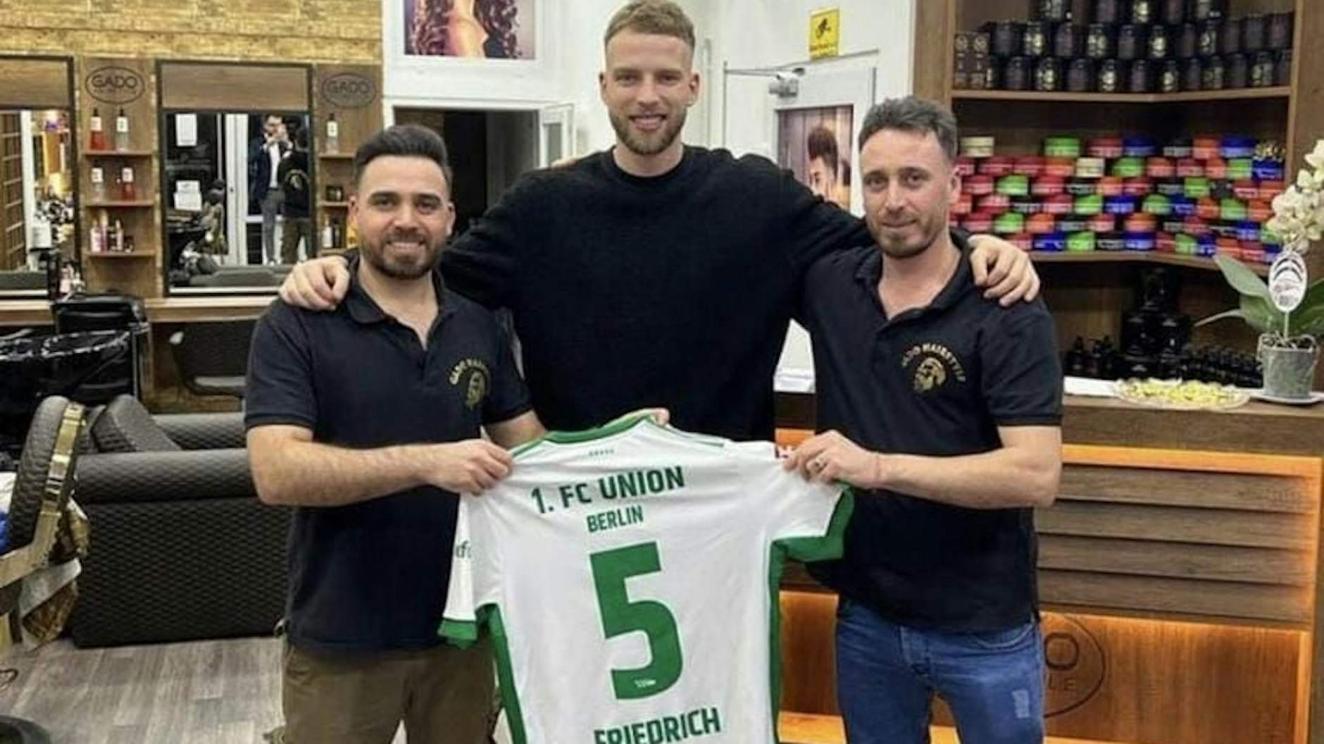 Kurz vor seinem Abschied schaute Marvin Friedrich noch bei seinem Stammfriseur vorbei, verabschiedete sich mit einem Trikot-Geschenk.&nbsp;