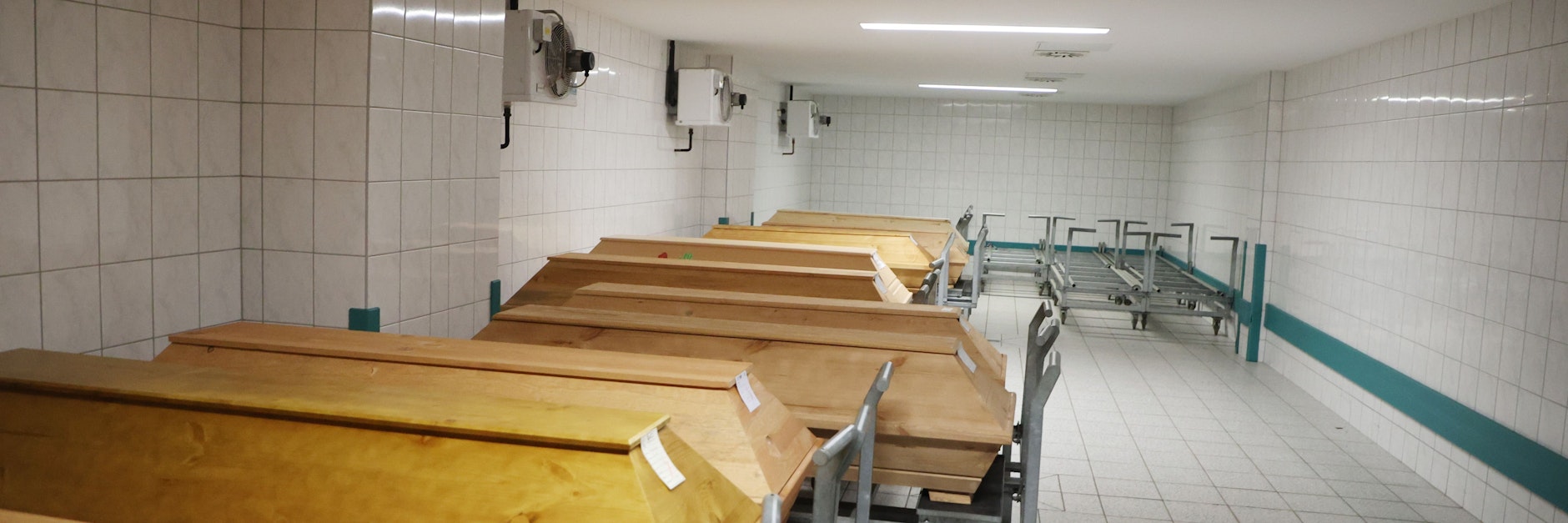 Särge stehen im Kühlhaus des städtischen Krematoriums Erfurt in Thüringen.