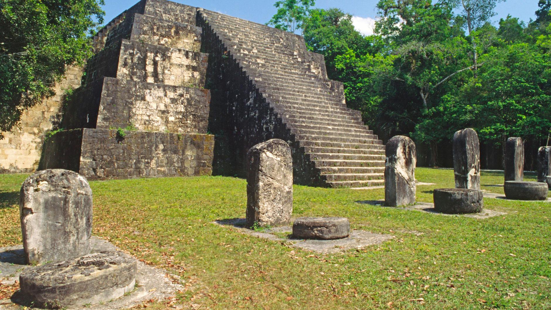Ruinen aus der Maya-Zeit im Tikal-Nationalpark