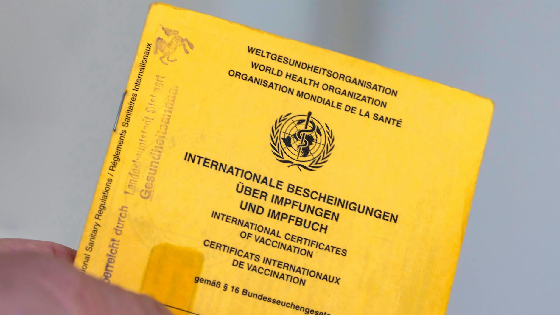 Im gelben Impfpass sind alle durchgeführten Immunisierungen vermerkt – nicht nur die gegen Covid-19.