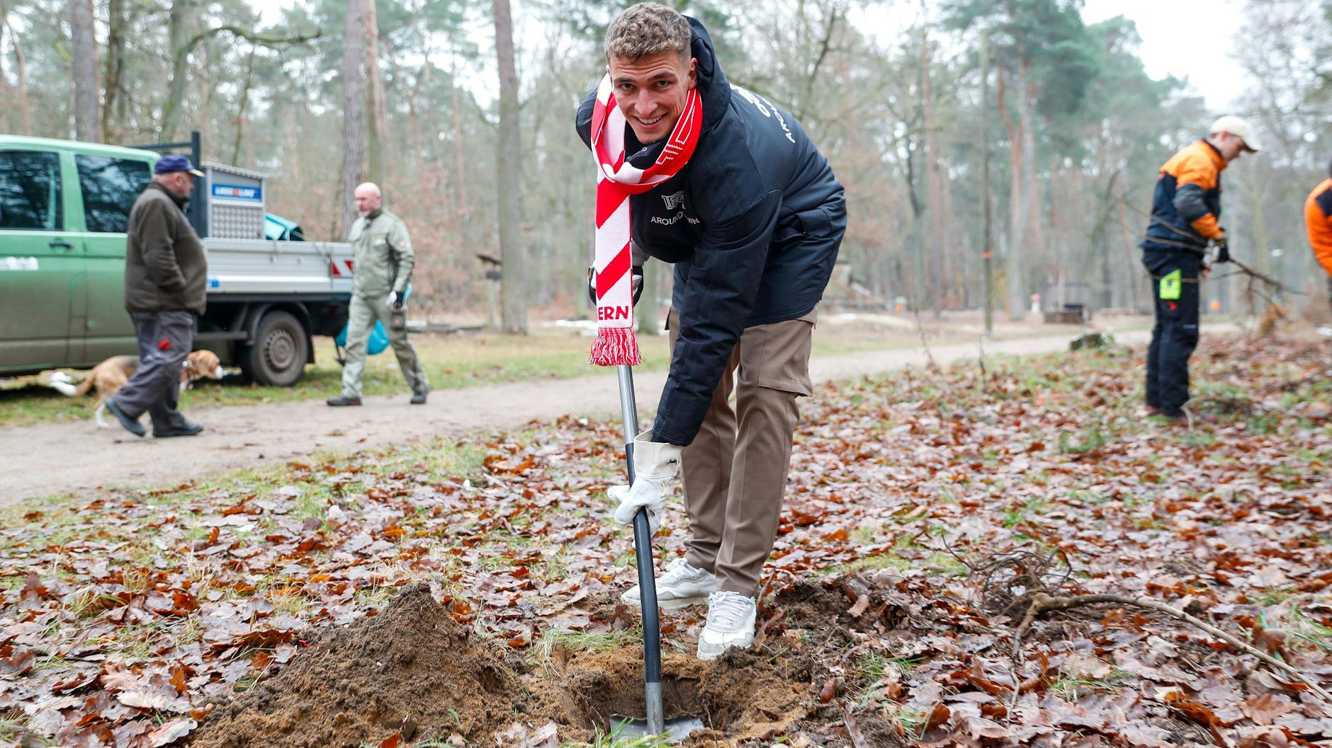 Grischa Prömel identifiziert sich mit dem 1. FC Union, packte auch bei der Aktion „Waldmeister“ mit an und pflanzte in Köpenick neue Bäume.
