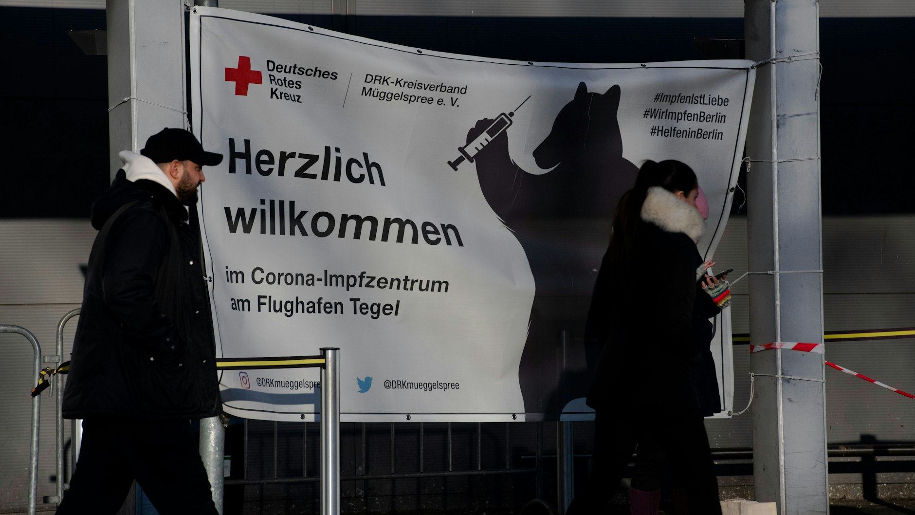 Am einstigen Flughafen in Tegel ist eines der drei Berliner Impfzentren. Dort können derzeit täglich 4000 Berliner geimpft werden.