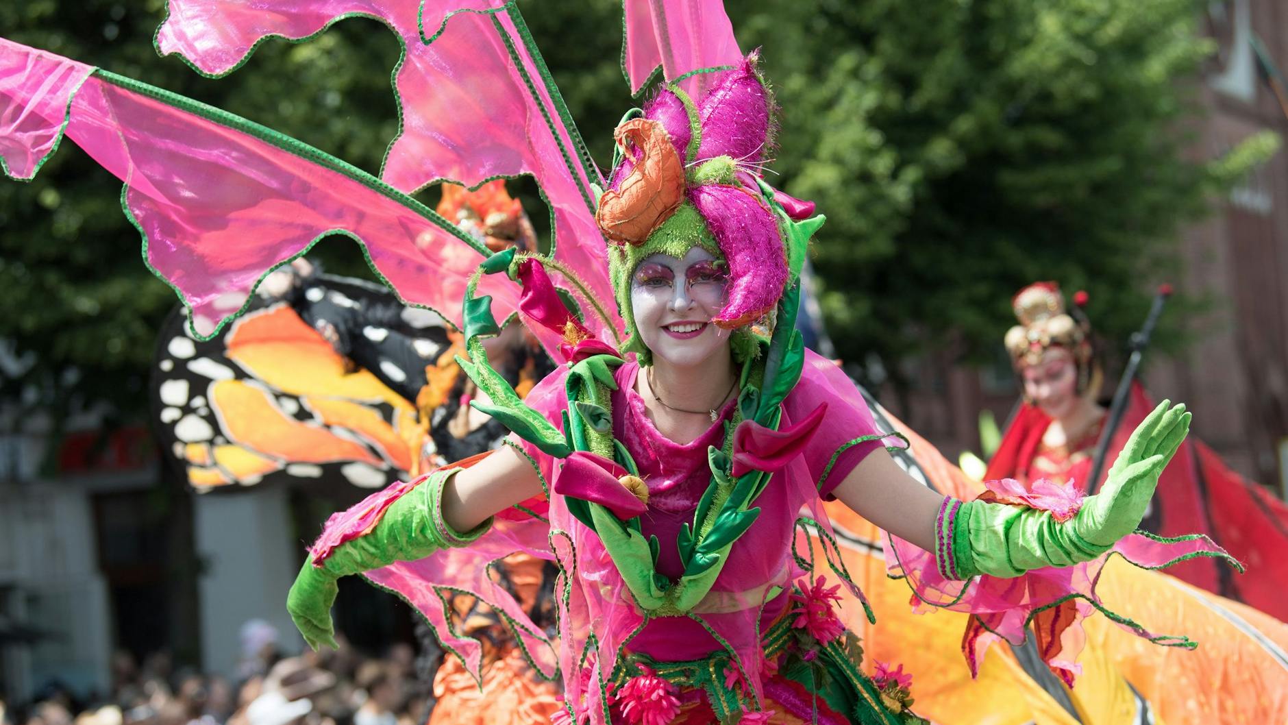 Eine bunt gekleidete Tanzgruppe beim Karneval der Kulturen zu Pfingsten 2019: Es war die bisher letzte Veranstaltung dieser Art, seit 2020 wurden alle Umzüge pandemiebedingt abgesagt.