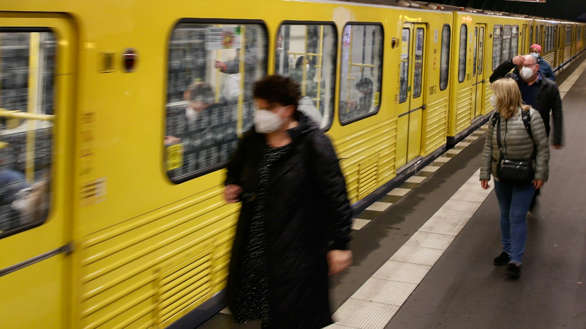 Omikron breitet sich rasend schnell aus. Bis März könnte nach einer Hochrechnung der WHO jeder zweite Europäer mit der Variante infiziert sein.