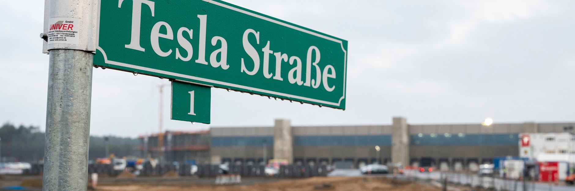 Das Tesla-Werk in Grünheide: Ein Gericht muss nun über die Wasserversorgung der Fabrik entscheiden.