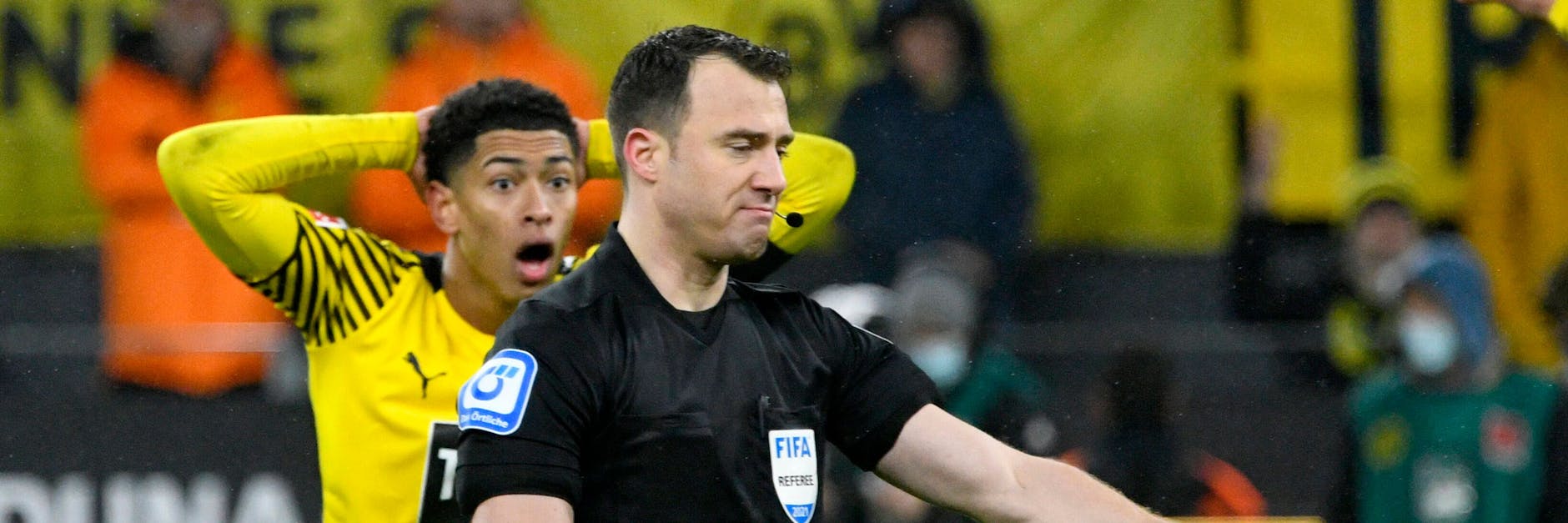 Felix Zwayer wurde von BVB-Star Jude Bellingham wegen seiner Vergangenheit im Hoyer-Skandal hart kritisiert. Nun hat sich der Berliner Schiri eine Auszeit genommen.