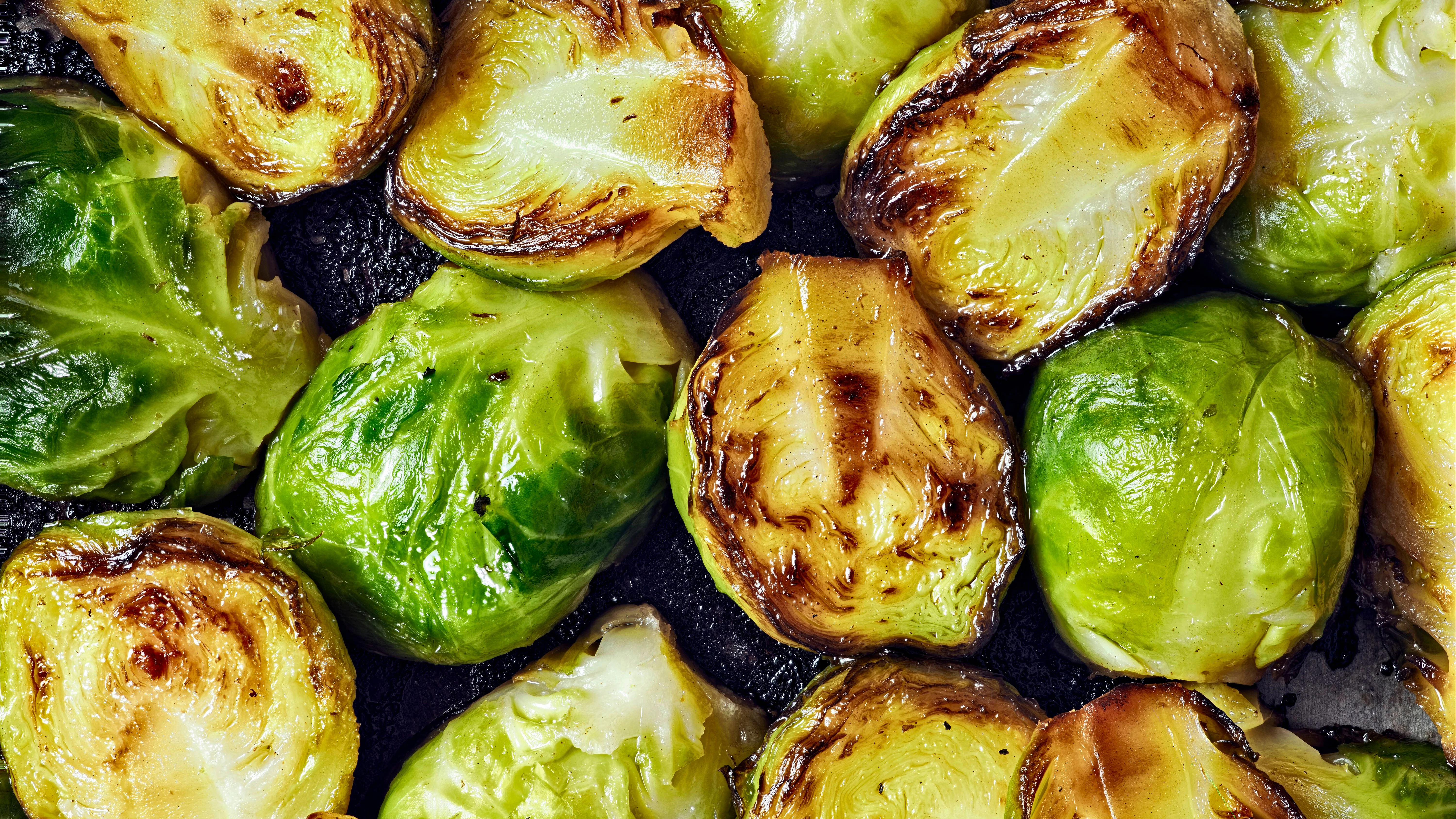Gerösteter Rosenkohl aus dem Ofen mit Parmesan und Knoblauch schmeckt hervorragend.