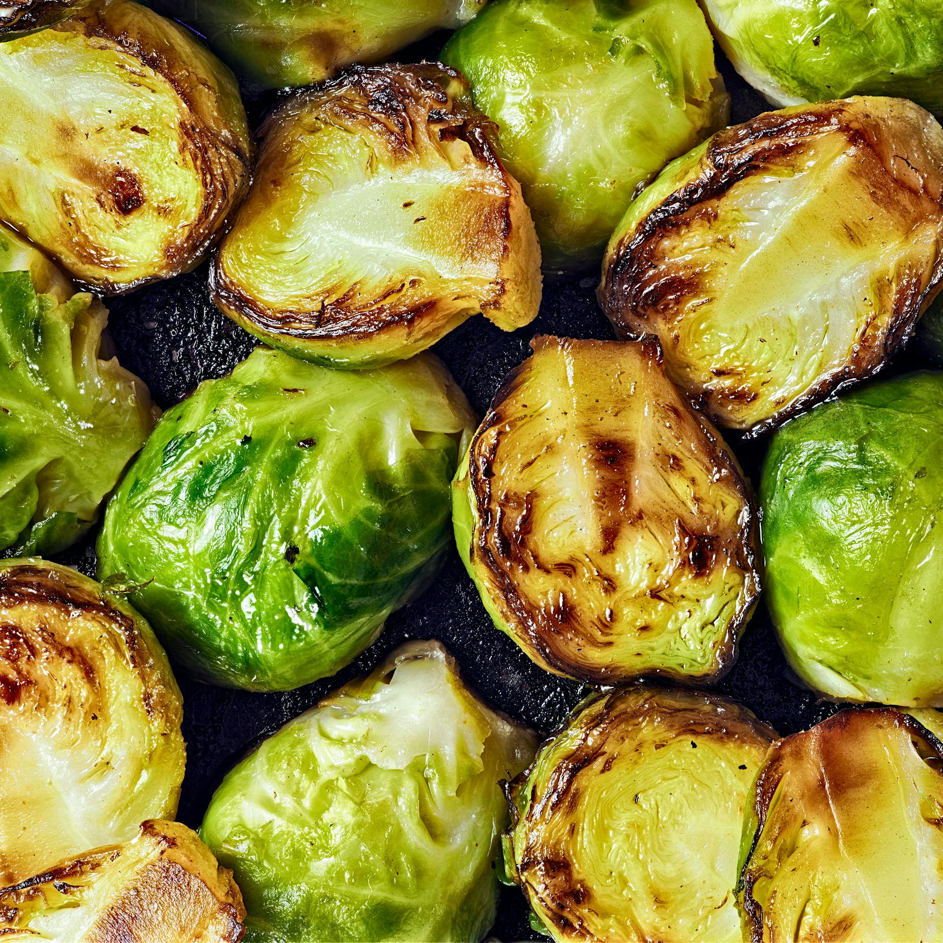 Rosenkohl mit Knoblauch und Parmesan aus dem Ofen: Das schnelle und gesunde Rezept für den Feierabend