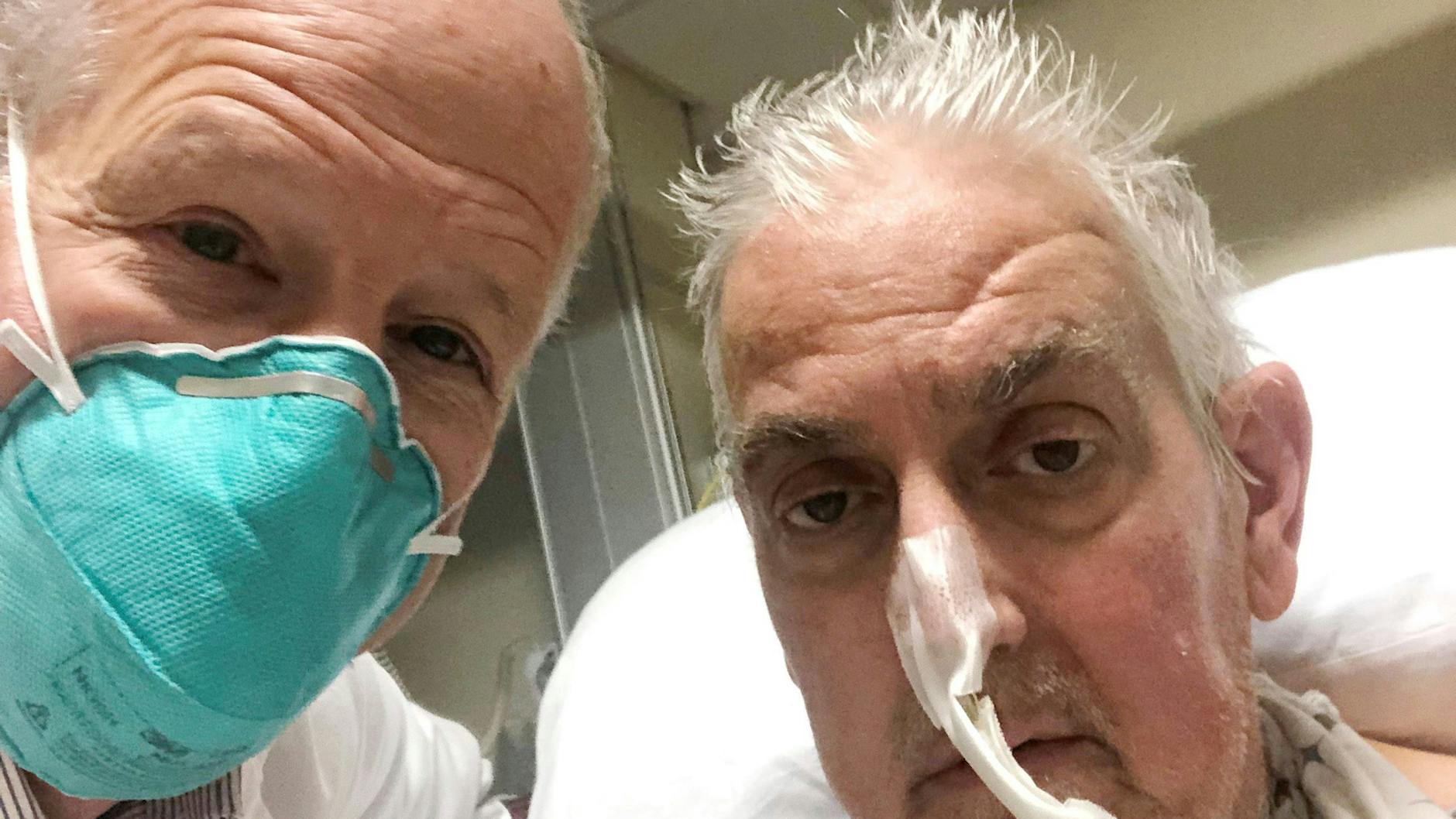 Dr. Bartley Griffith (links) macht ein Selfie mit dem Patienten David Bennett in Baltimore.