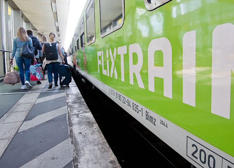 Einsteigen, bitte! Ein Flixtrain der Linie FLX 30 hält im Hauptbahnhof Hannover. Auch auf der Strecke zwischen Berlin und dem Rheinland dünnt das private Bahnunternehmen den Fahrplan aus.