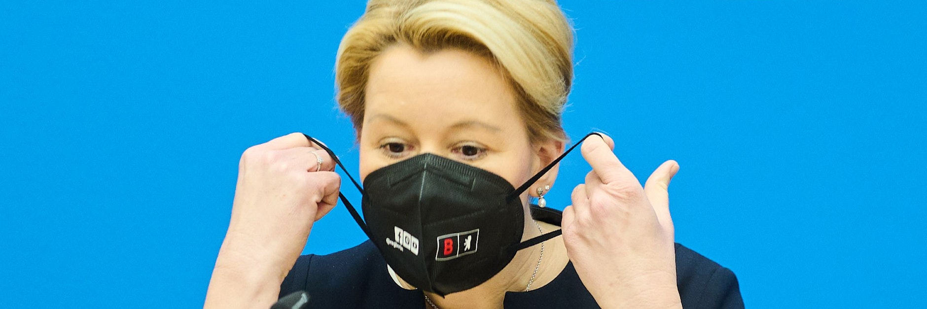 Franziska Giffey (SPD), regierende Bürgermeisterin von Berlin, auf der Pressekonferenz nach der Sitzung des Berliner Senats. Jetzt kommen strengere Regelungen.