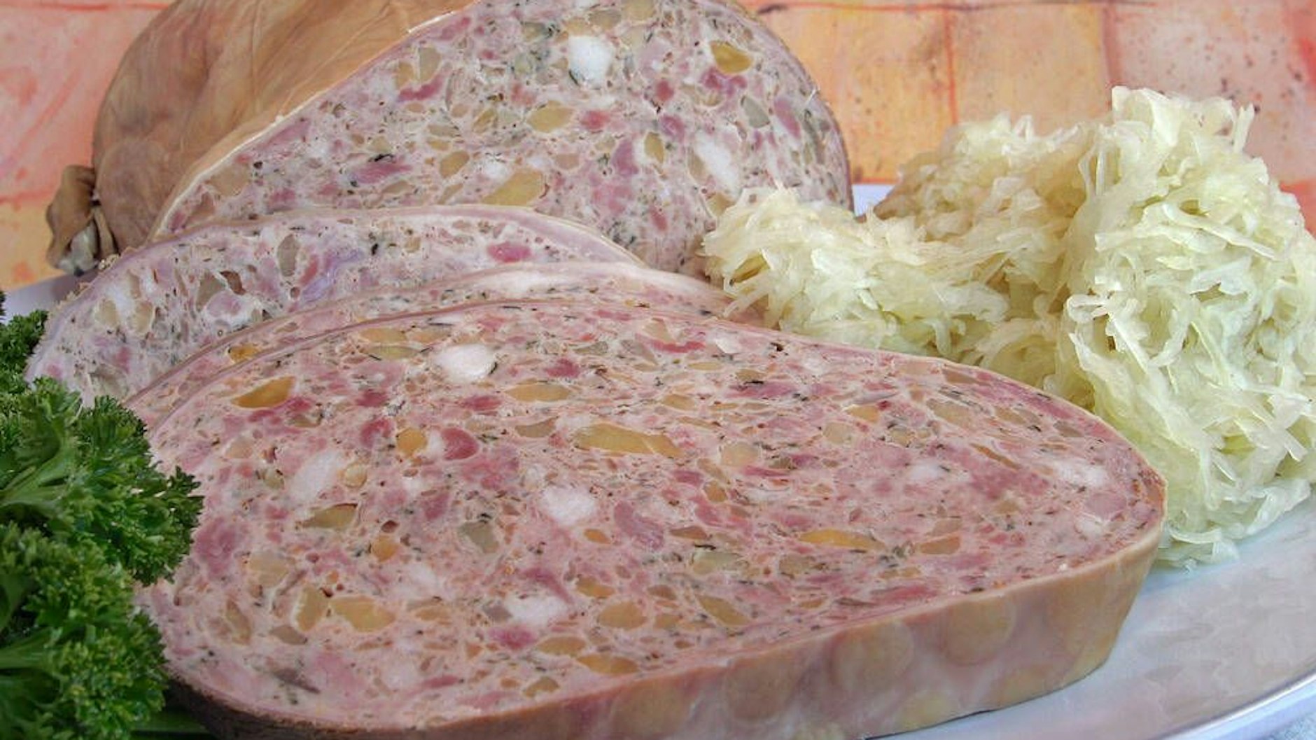 Ist der Saumagen gegart, wird es in dicke Scheiben geschnitten und angebraten.