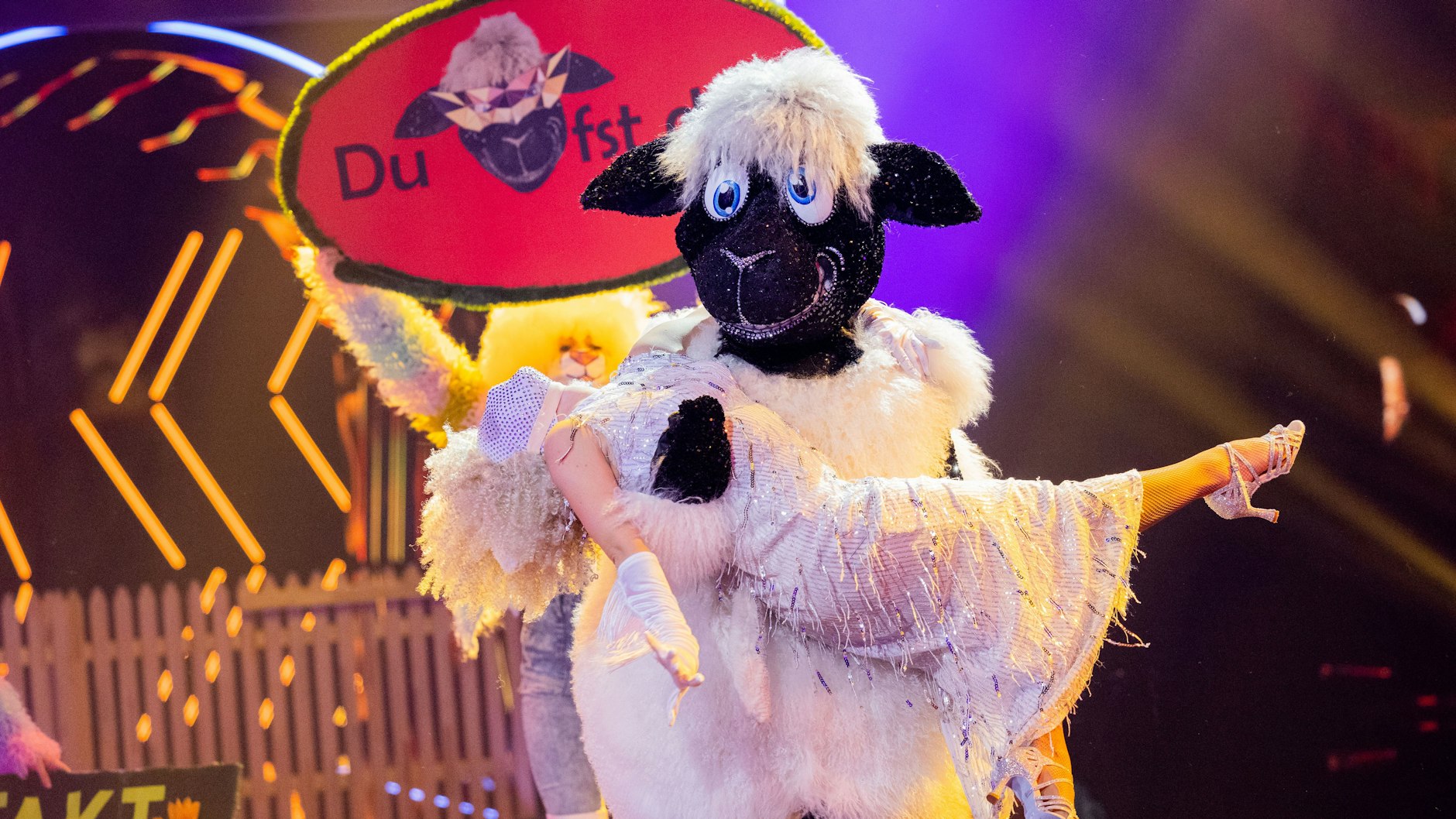 Das Rateteam ist sicher: Im Kostüm des Schafs bei „The Masked Dancer“ steckt eher ein etwas älterer Star.