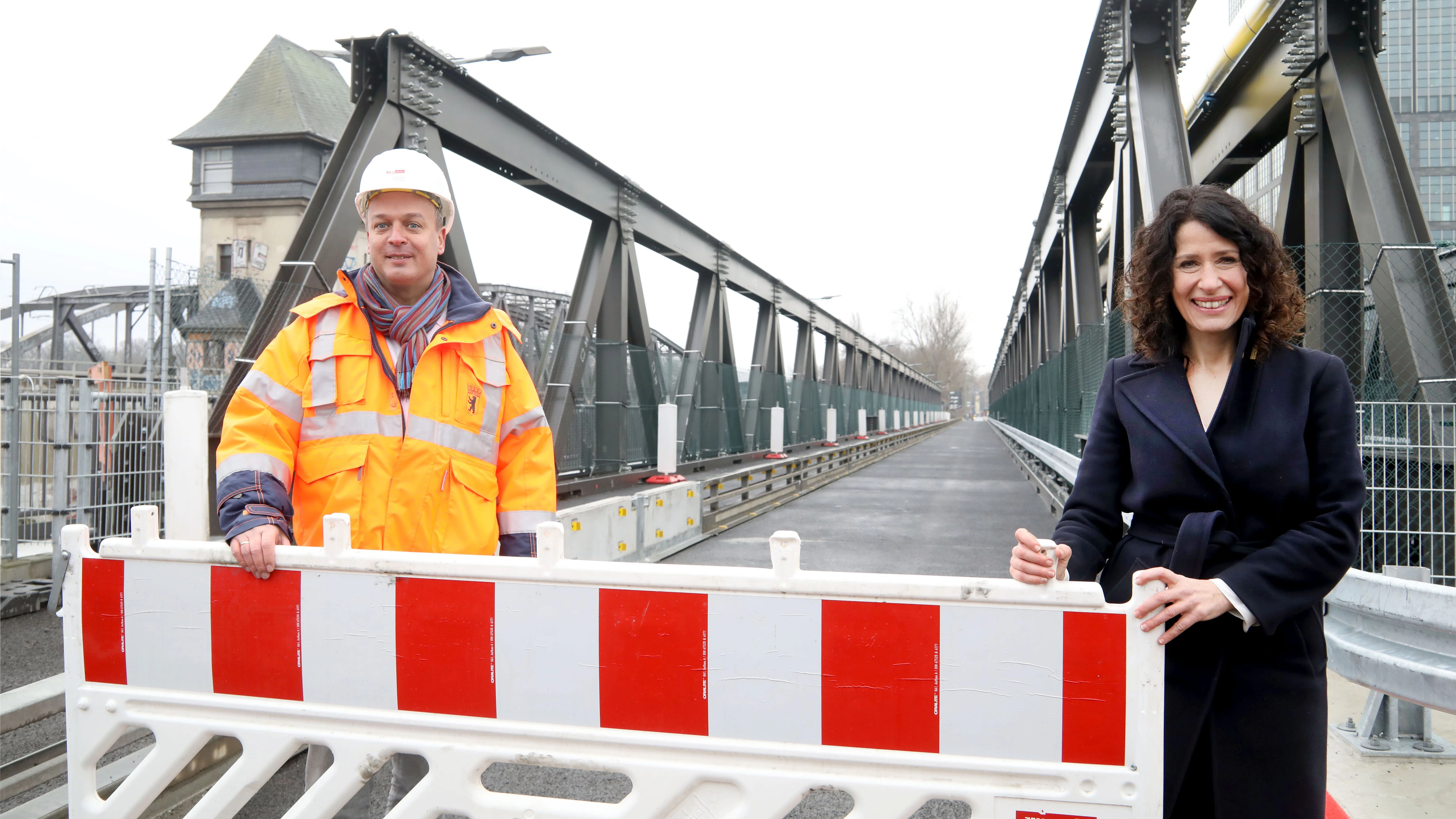 Januar 2022 an der Elsenbrücke: Berlins Brückenbauchef Arne Huhn und Mobilitätssenatorin Bettina Jarasch kurz vor der Freigabe der Behelfsüberführung. An dieser Stelle würde die Autobahn die Spree überqueren.
