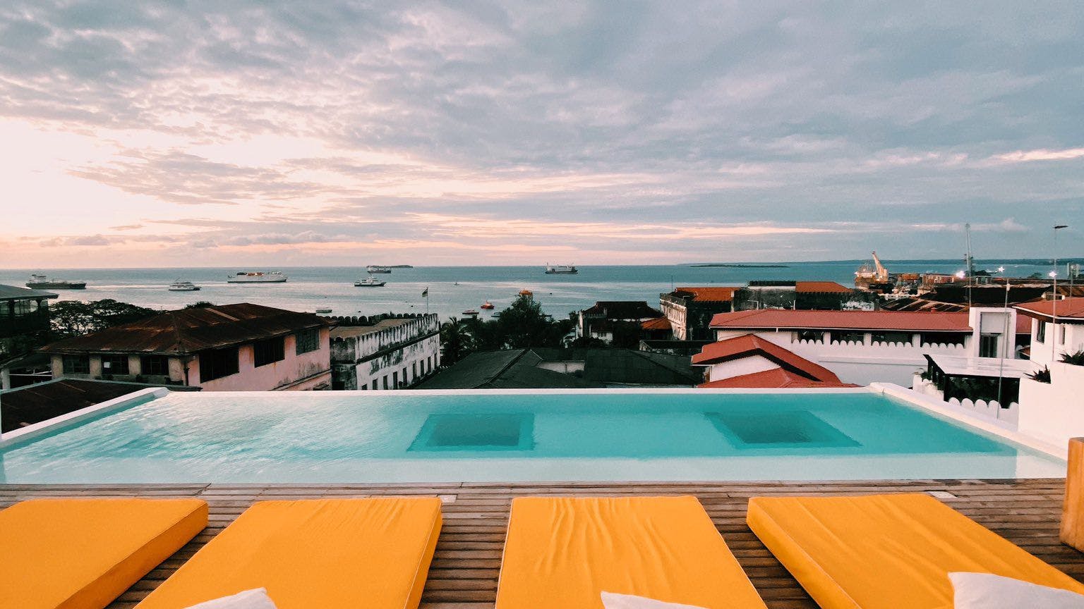 Pool des trendigen Upendo Hotels über den Dächern der Altstadt von Sansibar. 
