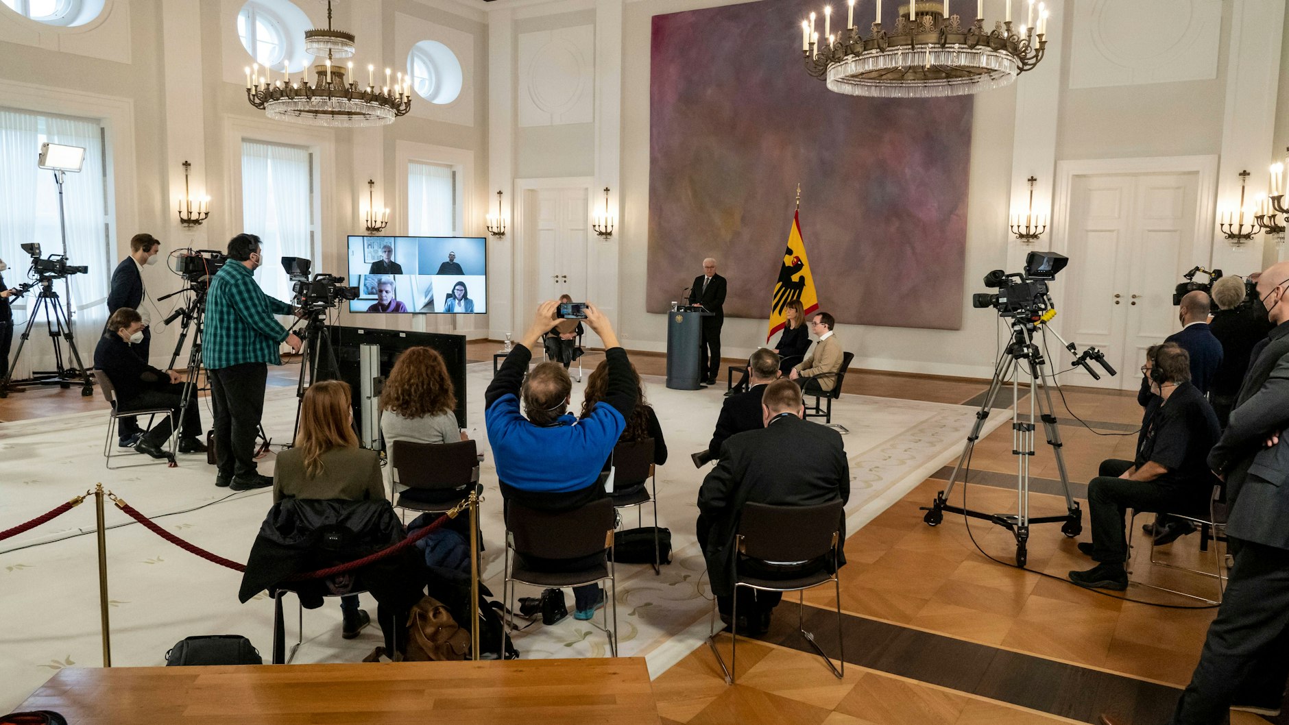 Vor Presse und teilweise mit zugeschalteten Diskutanten sprachen die Teilnehmern knapp zwei Stunden lang.&nbsp;