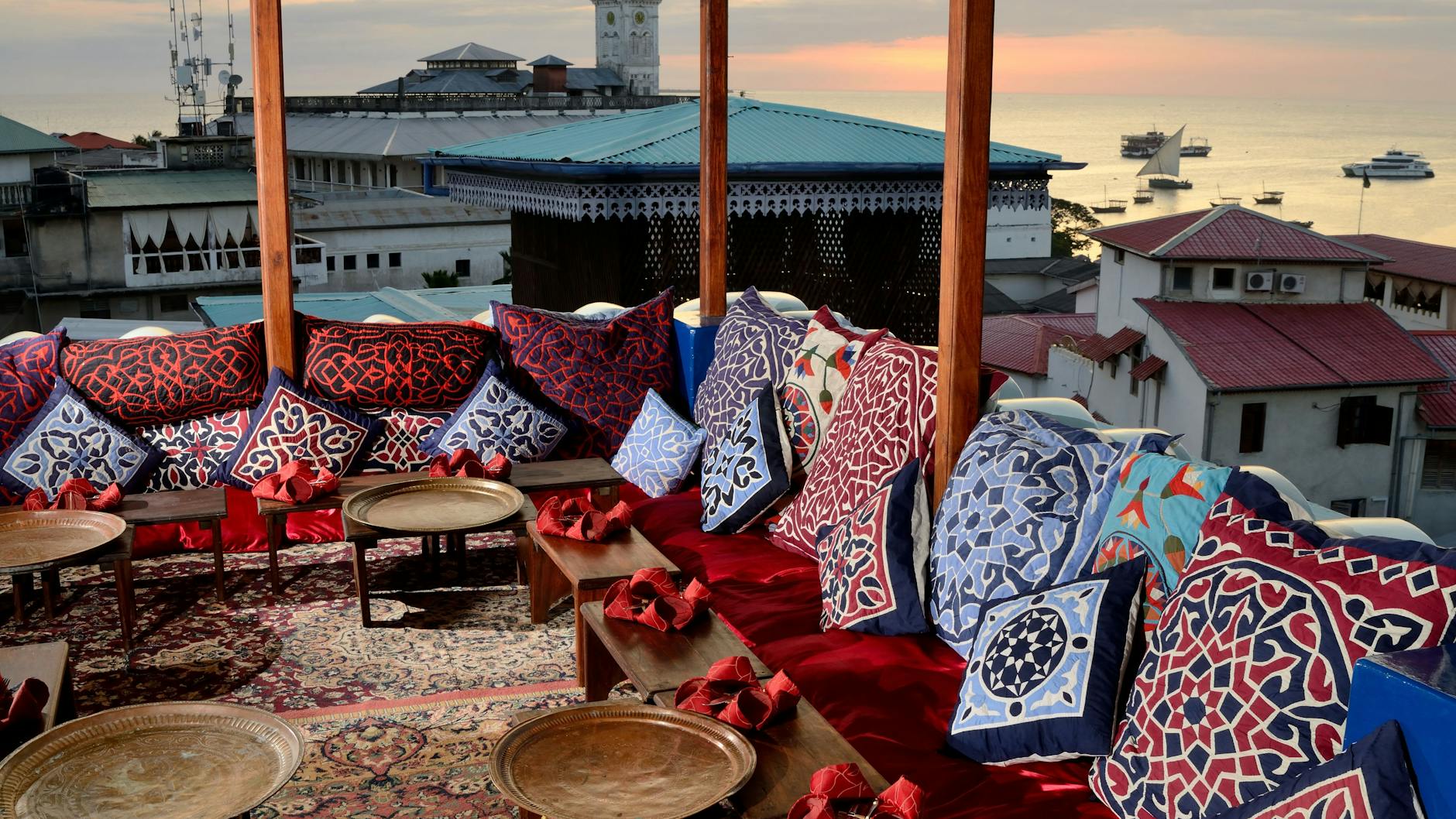 Zwischen Arabien und Afrika: Orientalische Dachterrasse des Emerson Hotels auf Sansibar, das weitgehend geöffnet blieb. 