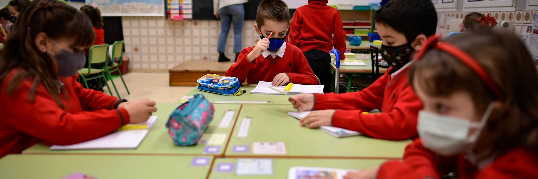 Lehrer und Eltern ärgern sich über ständig neue Vorschriften in Frankreichs Schulen. Das Coronavirus kann sich unterdessen ungehindert ausbreiten.