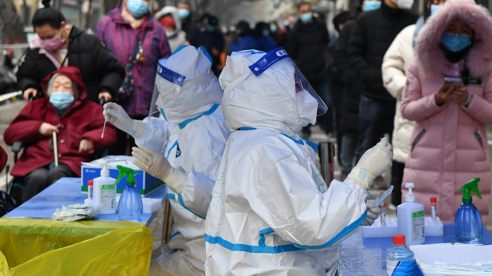 Corona-Massentest in Zhengzhou. Teile der Millionenstadt sind im Lockdown.