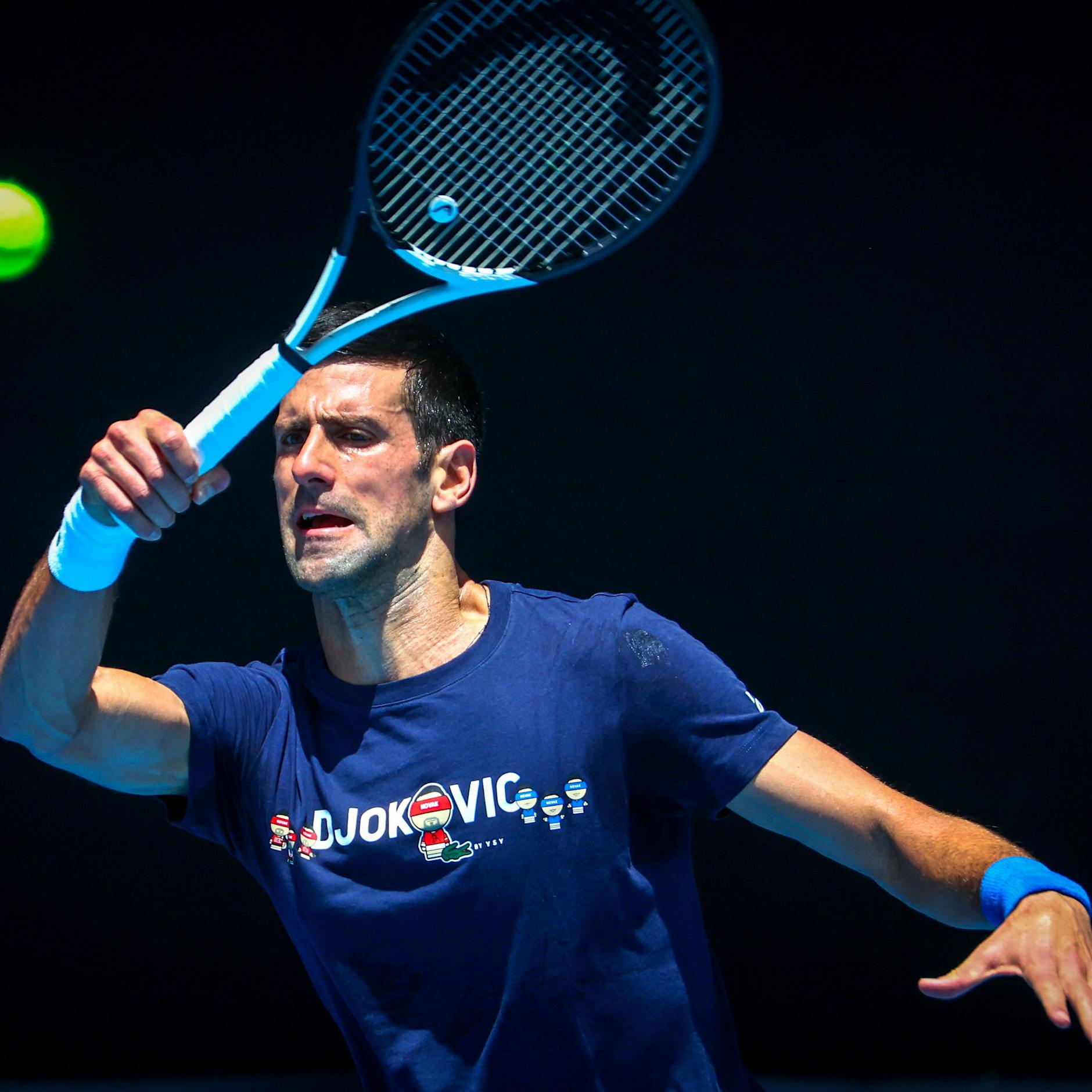 „Heimtückisches A****loch“: Moderatoren sagen vor der Show, was sie von Corona-Leugner Novak Djokovic halten – das Mikro war schon an