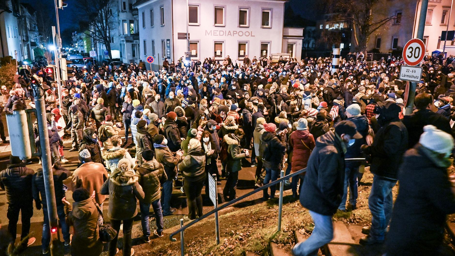 Teilnehmer gehen bei einem Protest gegen die Corona-Maßnahmen durch die Innenstadt von Ravensburg.
