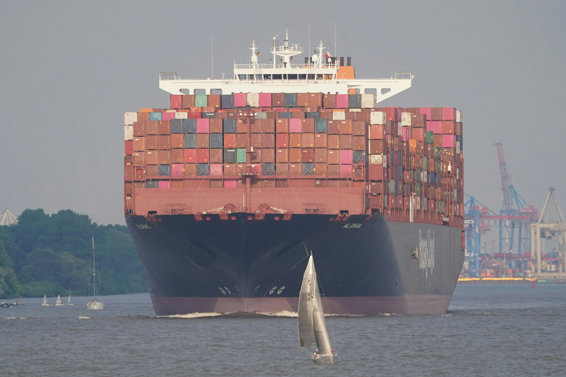 Ein Containerschiff auf der Elbe in Hamburg: Lieferengpässe belasten aktuell die deutsche Wirtschaft. Und dennoch: Der Aufschwung ist in Sicht.