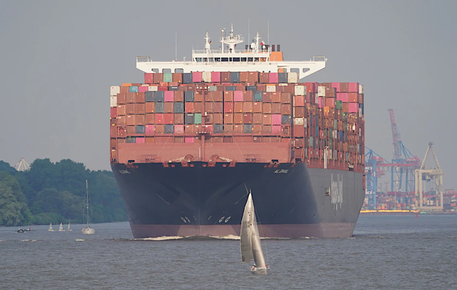 Ein Containerschiff auf der Elbe in Hamburg: Lieferengpässe belasten aktuell die deutsche Wirtschaft. Und dennoch: Der Aufschwung ist in Sicht.