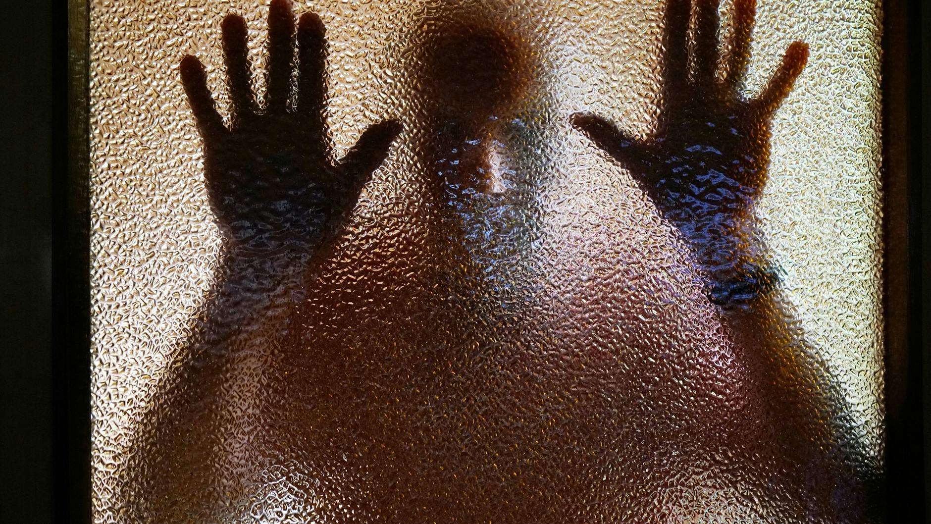 Üblicherweise sind Männer die Täter – doch es gibt zunehmend auch Frauen, die stalken. 