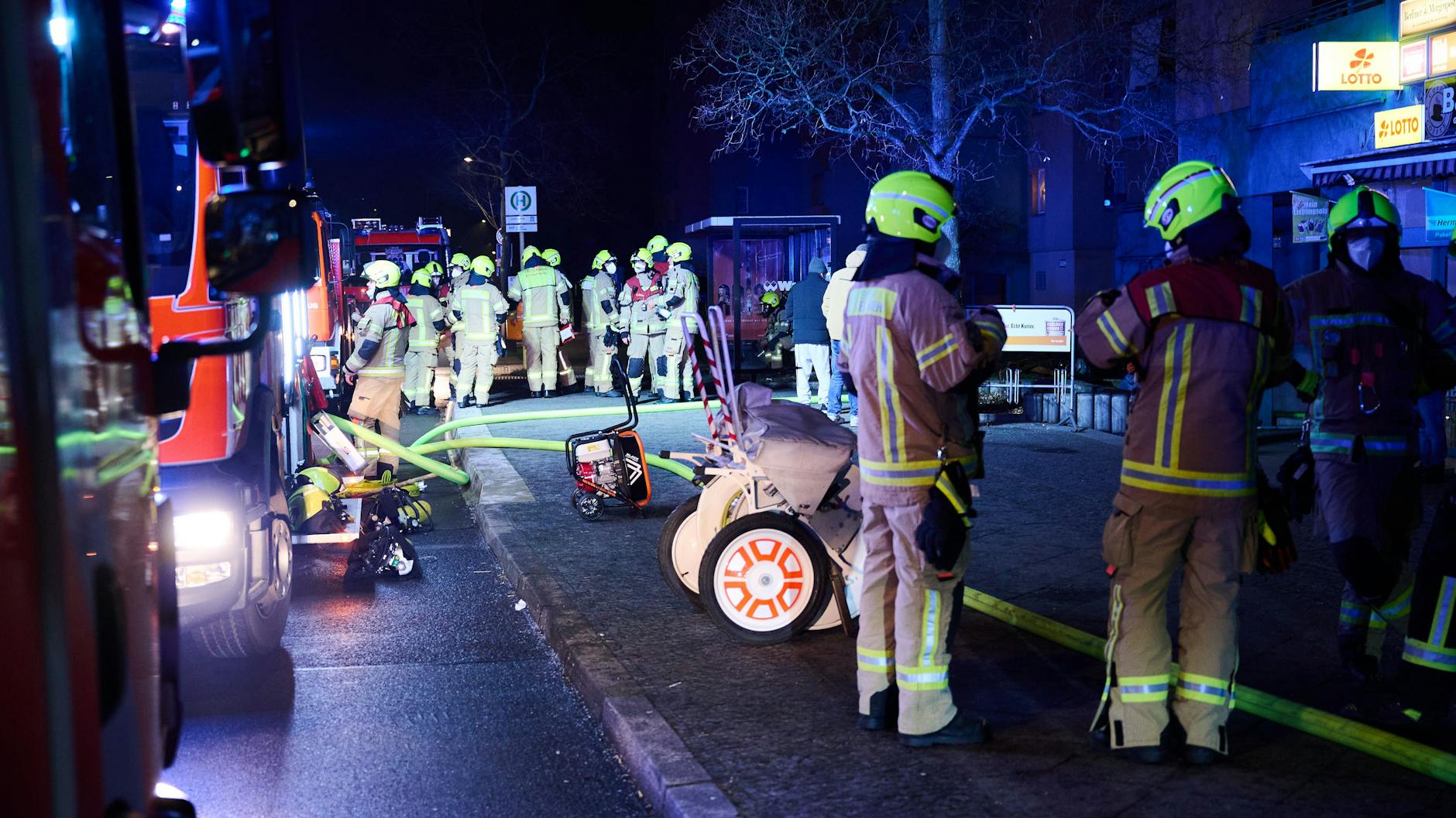 Feuerwehrleute haben in der Nacht zu Mittwoch brennende Keller in Westend gelöscht. Die Polizei geht von Brandstiftung aus. 