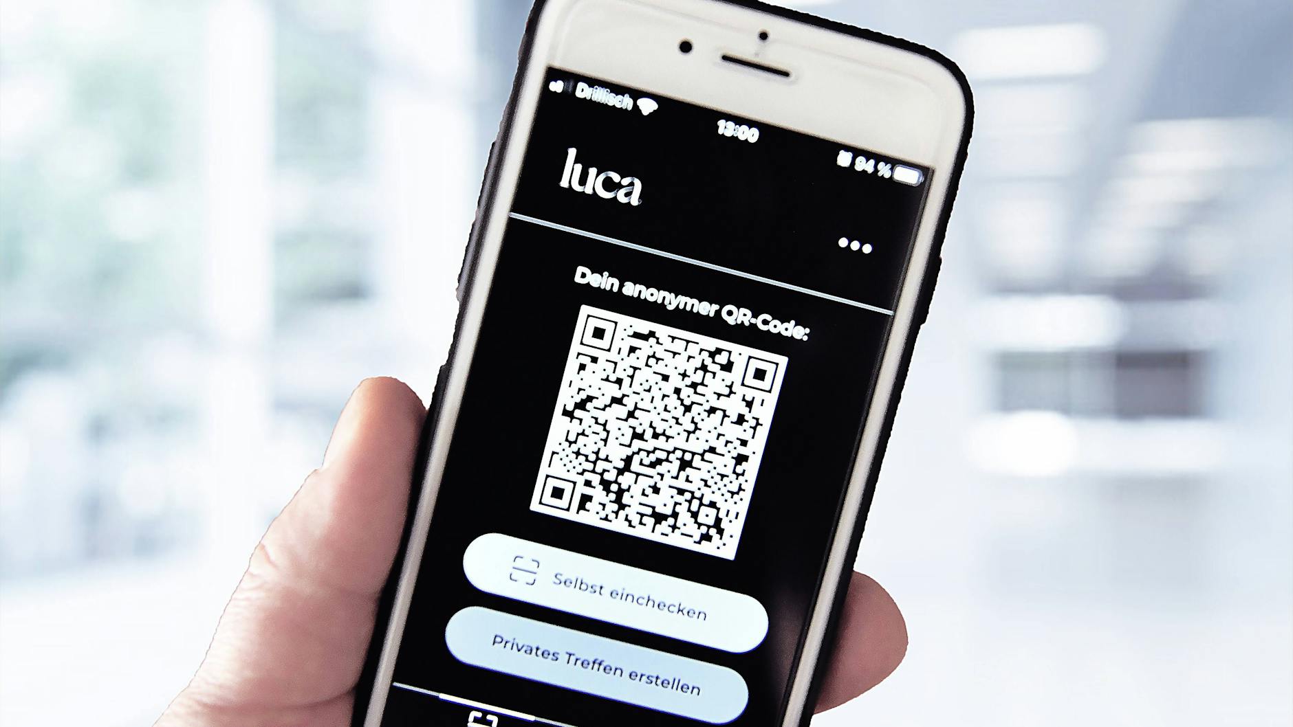 Die Luca-App auf einem Smartphone: Die Polizei in Mainz hat illegal auf persönliche Daten von 21 Besuchern einer Gaststätte zugegriffen (Symbolbild).