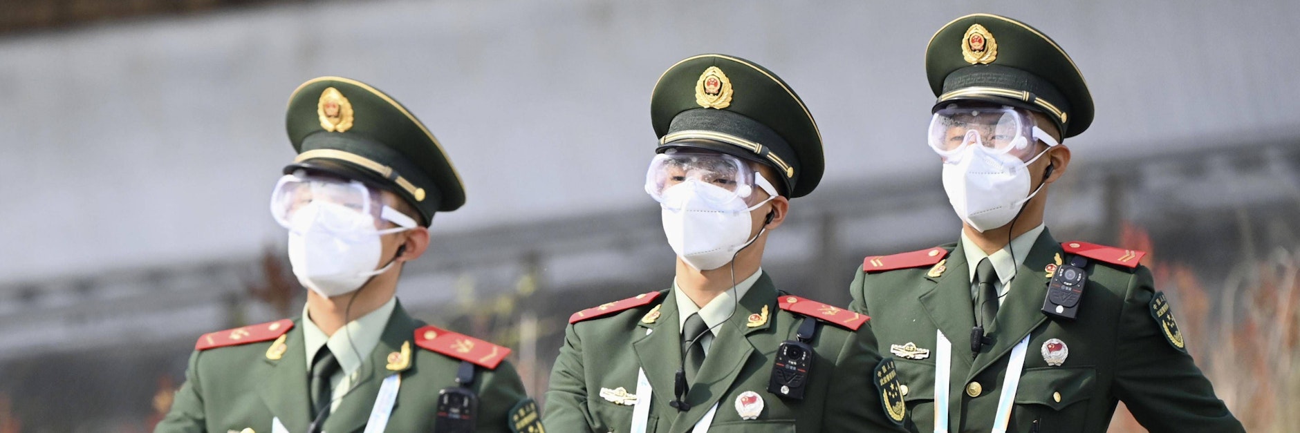 FFP2-Maske und Schutzbrille: Die Polizei in Peking bereitet sich auf die Olympischen Winterspiele in Corona-Zeiten vor.