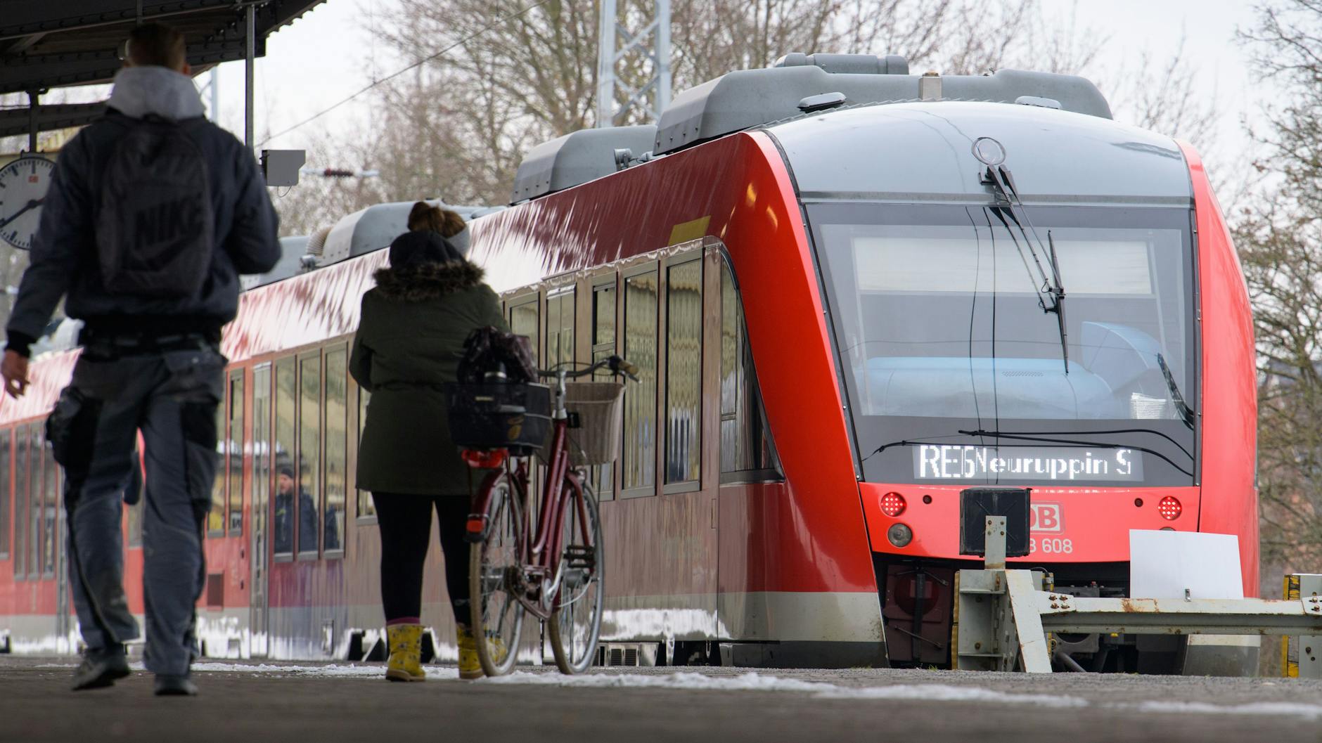 Im Bahnhof Hennigsdorf hält ein Regionalexpress nach Neuruppin. Auf dem Teilstück bis Velten (Mark) fuhren bis 1983 S-Bahnen. Erst Mitte der 2030er-Jahre soll der Betrieb wieder beginnen.