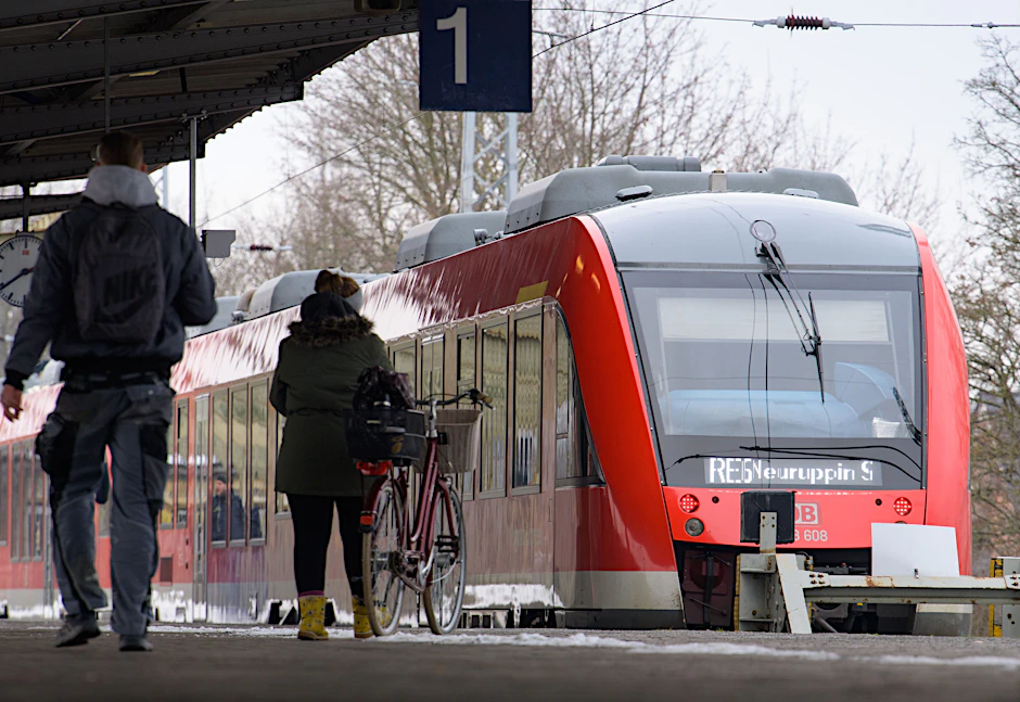 Im Bahnhof Hennigsdorf hält ein Regionalexpress nach Neuruppin. Auf dem Teilstück bis Velten (Mark) fuhren bis 1983 S-Bahnen. Erst Mitte der 2030er-Jahre soll der Betrieb wieder beginnen.