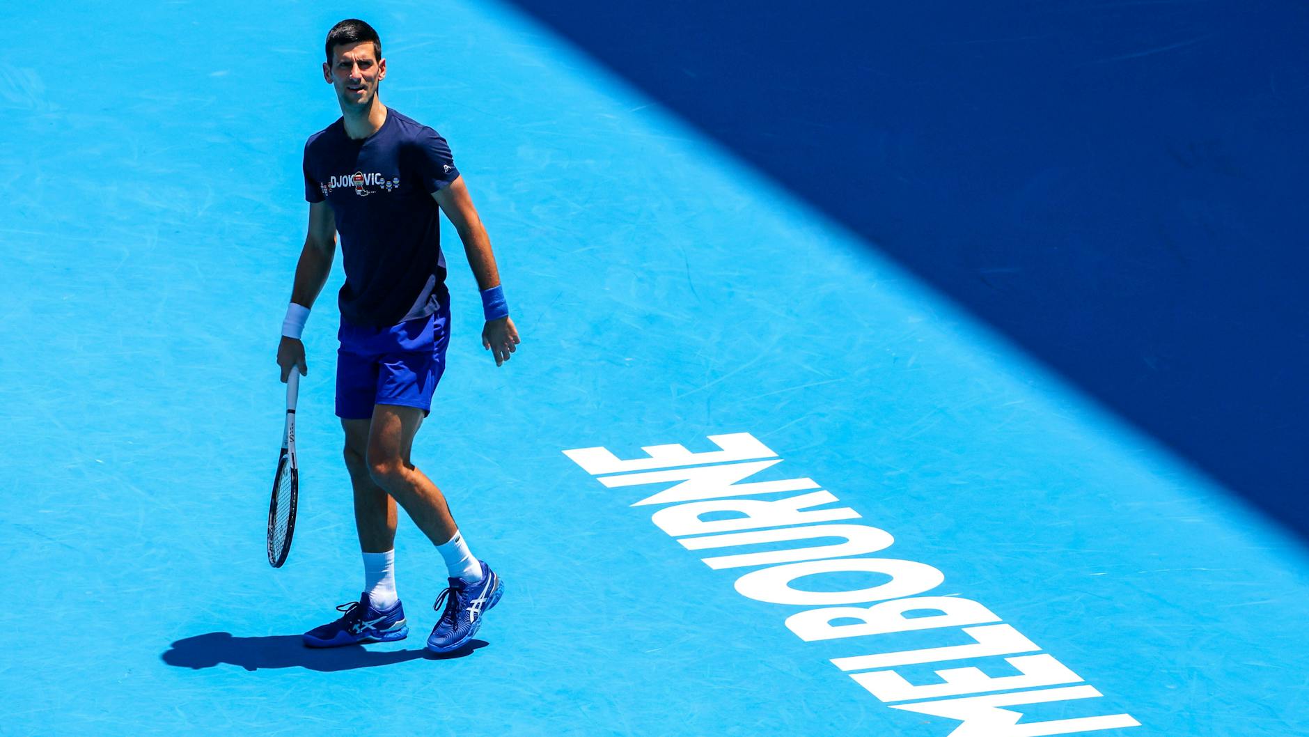Novak Djokovic trainiert weiter jeden Tag in Melbourne und versucht, sich auf seinen noch immer ungewissen Start bei den Australian Open vorzubereiten.