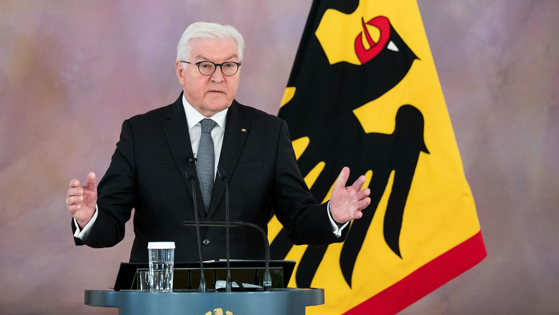 Bundespräsident Frank-Walter Steinmeier hat sich am Mittwoch im Schloss Bellevue zur geplanten Impfpflicht geäußert. Für die Diskussionsveranstaltung waren auch Teilnehmer, die eine Impfpflicht kritisch sehen, digital zugeschaltet.