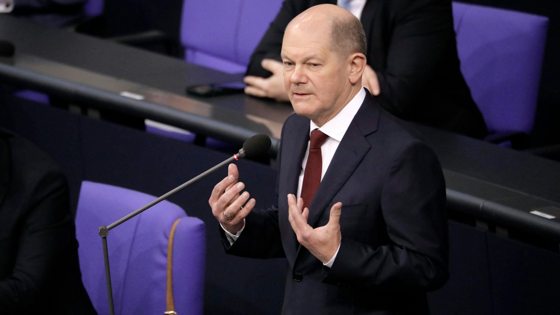 Kanzler Olaf Scholz (SPD) stellt sich im Bundestag der ersten Regierungsbefragung seiner Amtszeit. 