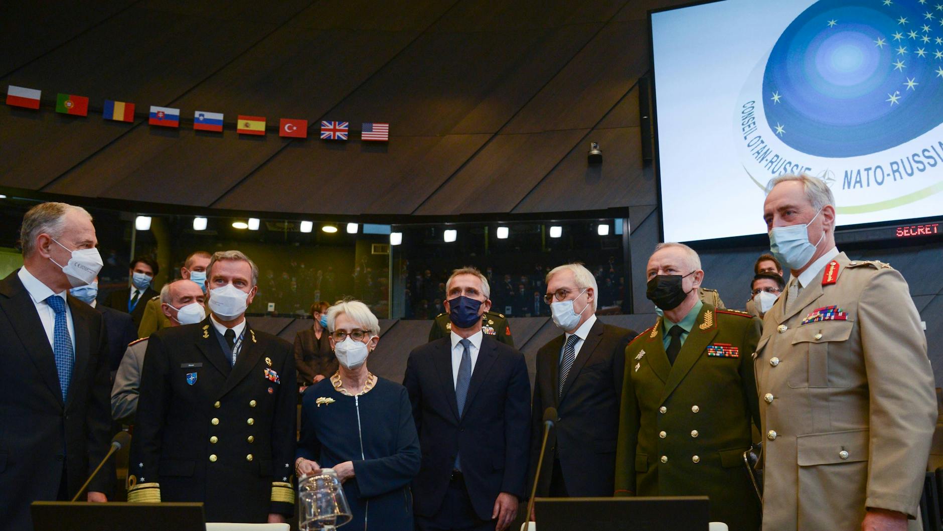 Die stellvertretende Außenministerin Wendy Sherman, NATO General-Sekretär Jens Stoltenberg, die stellvertretenden russischen Außenminister Alexander Grushko und Alexander Fomin. 