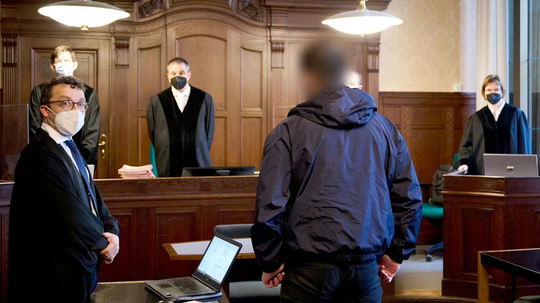Der aus einer arabischstämmigen Großfamilie stammende Mann war im ersten Prozess vor dem Amtsgericht Berlin-Tiergarten zu einer Jugendstrafe von viereinhalb Jahren verurteilt worden.