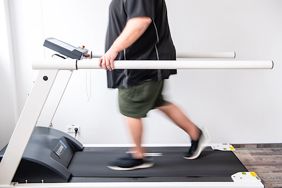 In der Reha:&nbsp;Ein Patient trainiert an einem Laufband, um seine Ausdauer nach einer Corona-Infektion zu stärken (Symbolbild).