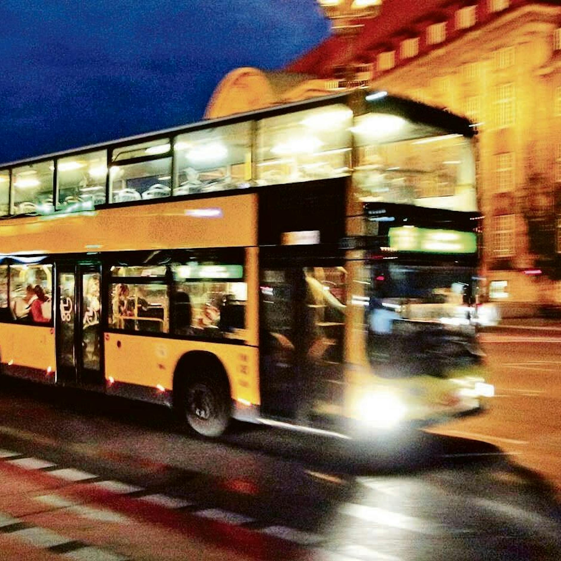 Herzstillstand: Mann stirbt in Bus – andere Fahrgäste filmen ihn dabei!