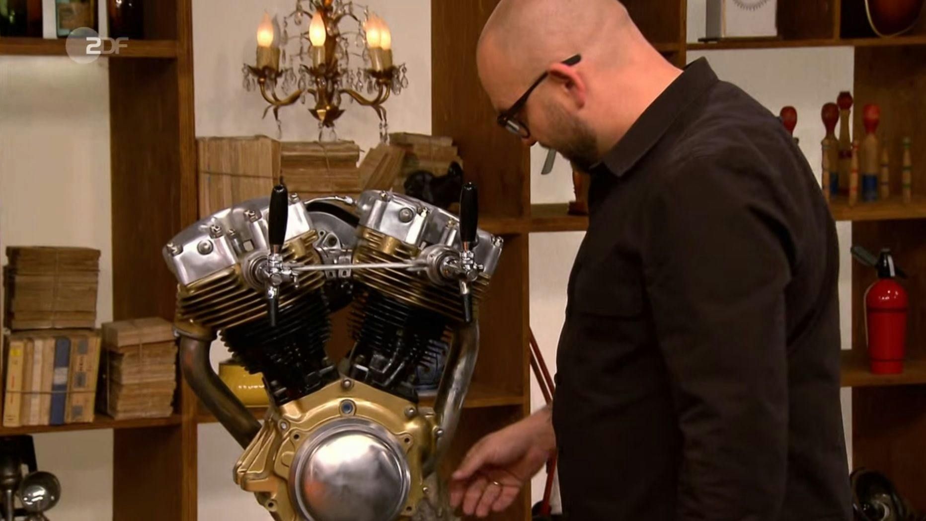 Kein Motorrradmotor, sondern eine höchst originelle Zapfanlage in Form eines V2-Motors.